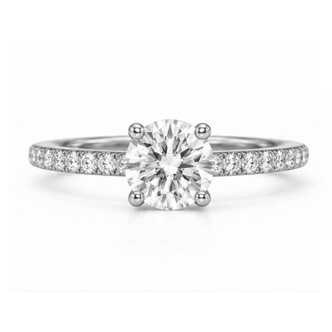 ROUND CLASSIC Pavé |  טבעת סוליטר עם יהלומי צד ויהלומים נסתרים