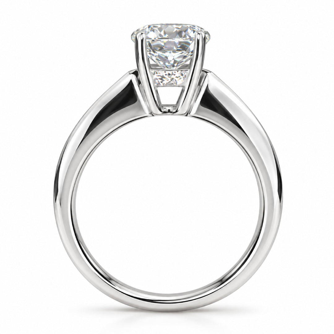 ROUND CLASSIC Pavé |  טבעת סוליטר עם יהלומי צד ויהלומים נסתרים