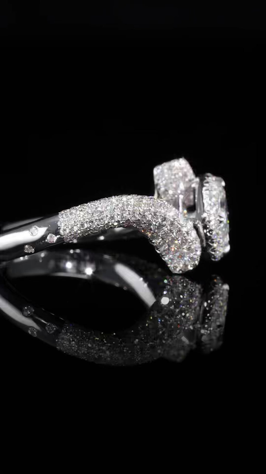 THE EMBRACE RING | טבעת יהלומים טבעיים