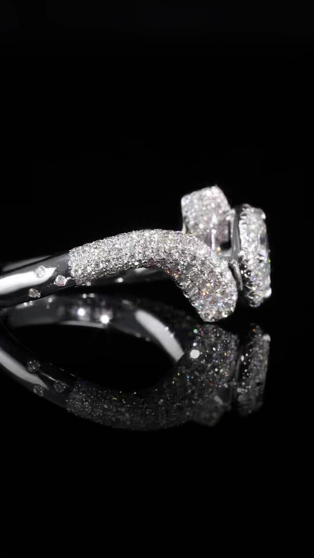 THE EMBRACE RING | טבעת יהלומים טבעיים