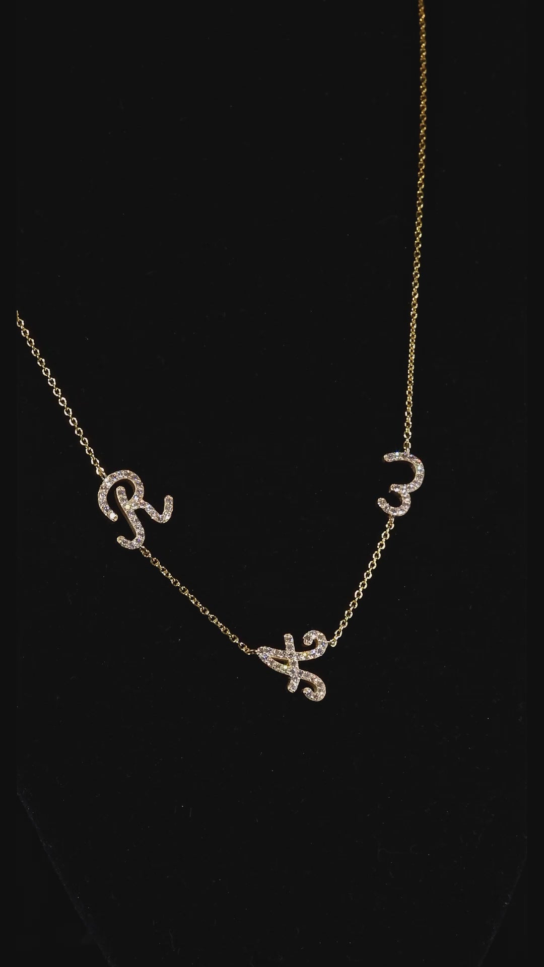 THE FAMILY NECKLACE | שרשרת אותיות זהב ויהלומים